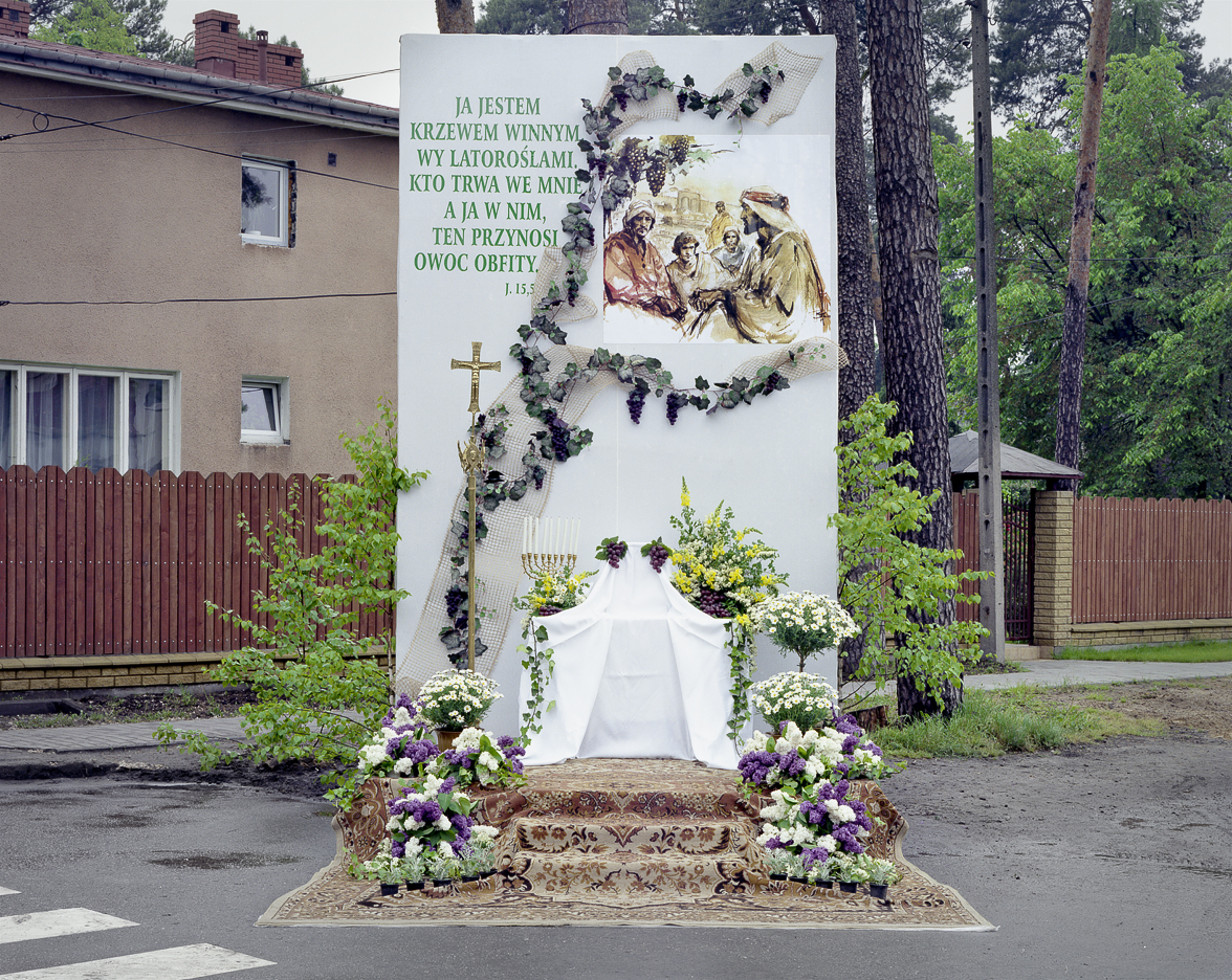 Jeden dzień w roku - cykl fotografii ołtarzy procesji Bożego Ciała w Polsce