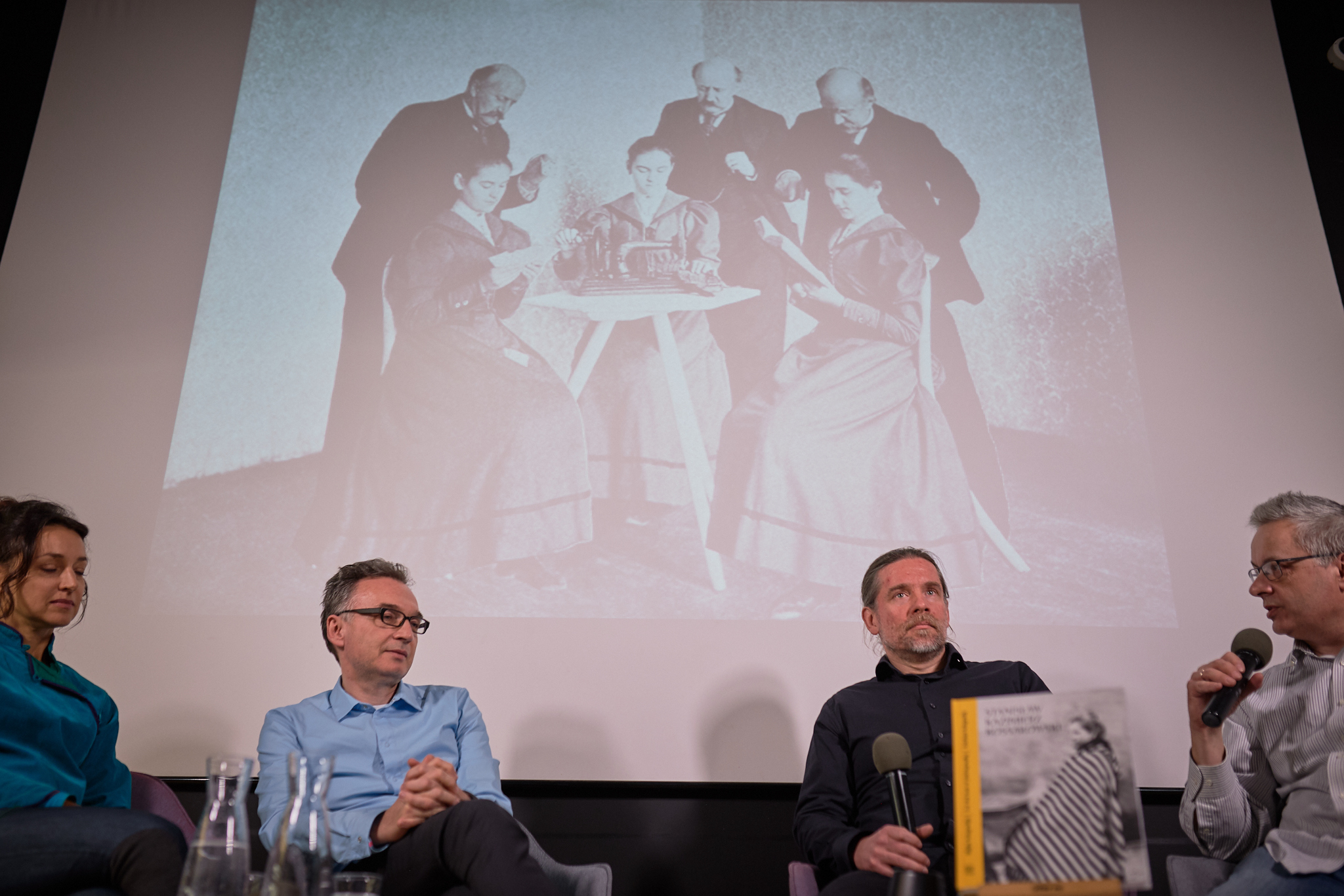 Fotografia analogowa kiedyś i dziś w ramach promocji albumu Kocham fotografię Stanisław Kossakowski wyd. Dom Spotkań z Historią w Warszawie