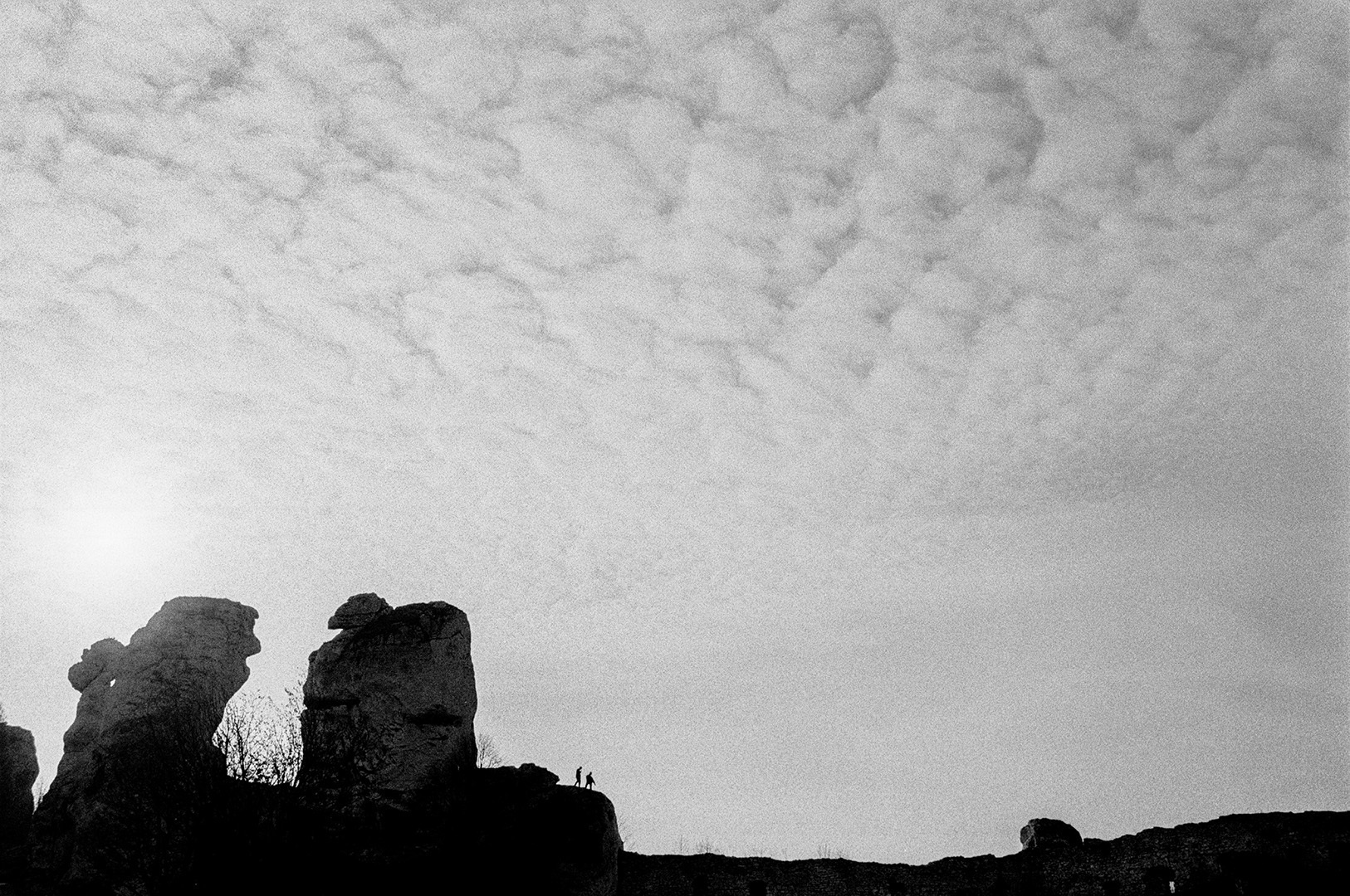 Zamek Ogrodzieniec 2004, Fujifilm Neopan 1600, Nikon FM2n + Nikkor AIS 35/f2, ruiny zamku, niebo w chmurach, cirrus, krajobraz, fotografia czarno-biała, fotografia srebrowa, fotografia tradycyjna 
