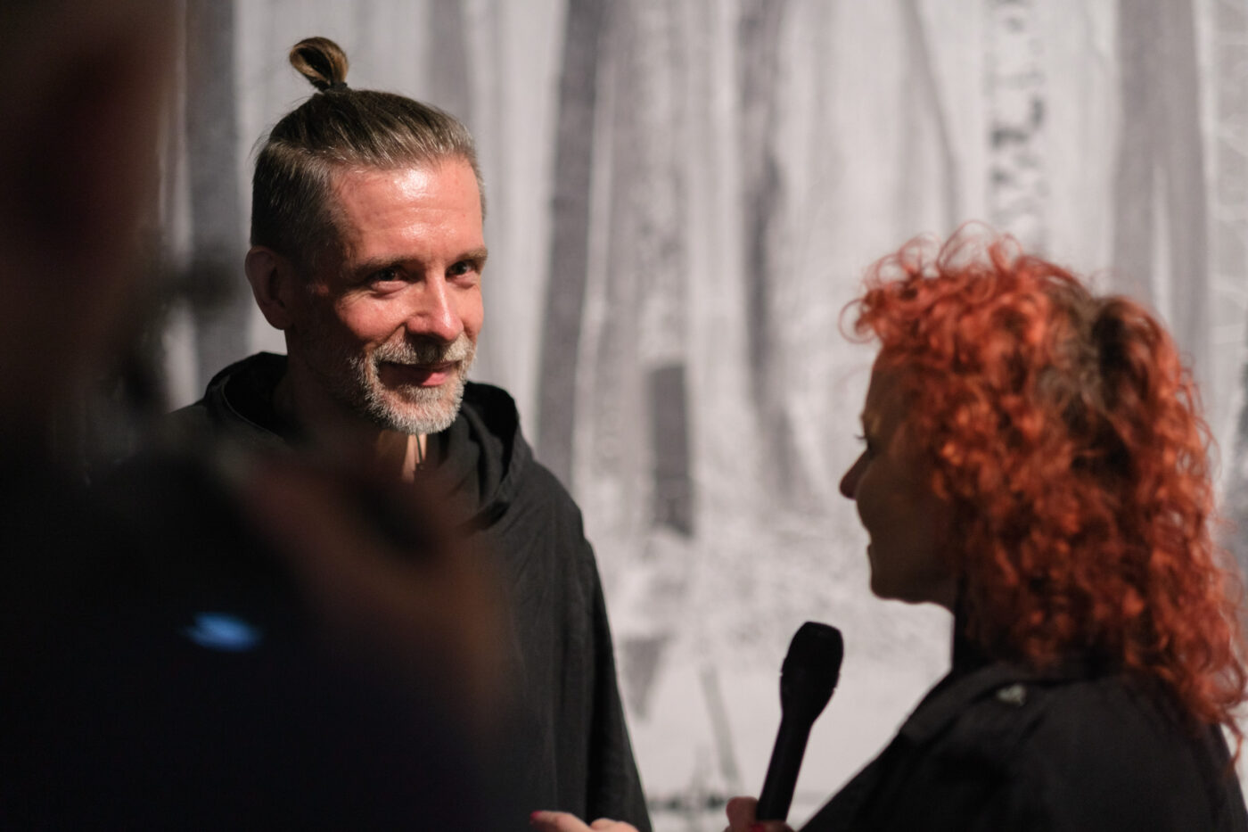 Autor Karol Bagiński w rozmowie z redaktorką Klaudią Wojciechowską na otwarciu wystawy Niepejzaże w Galerii Ogrodowa 8 foto ©Tomek Ogrodowczyk
